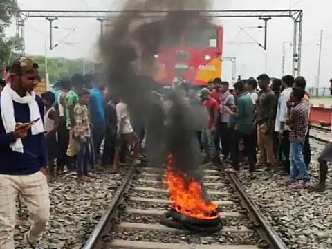 அக்னிபாத் திட்டத்துக்கு எதிர்ப்பு: பல மாநிலங்களில் போராட்டம்!