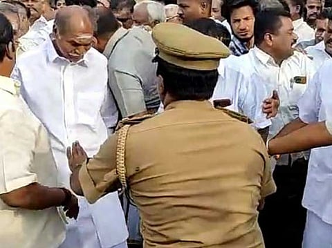 முதல்வரை தள்ளிய பாதுகாப்பு அதிகாரி: உடனடி இடமாற்றம்!