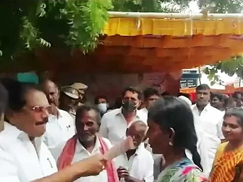 மனு அளித்த பெண்ணை அடித்த அமைச்சர்!