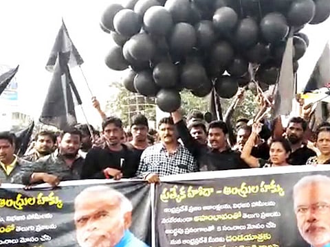 பிரதமரின் ஹெலிகாப்டர் அருகே கறுப்பு பலூன்கள்!