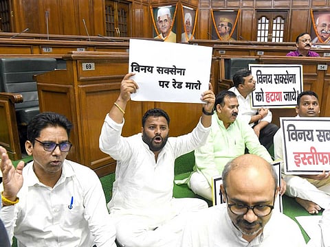 டெல்லி சட்டமன்றம்; ஆம் ஆத்மி எம்.எல்.ஏ-க்கள் தர்ணா!