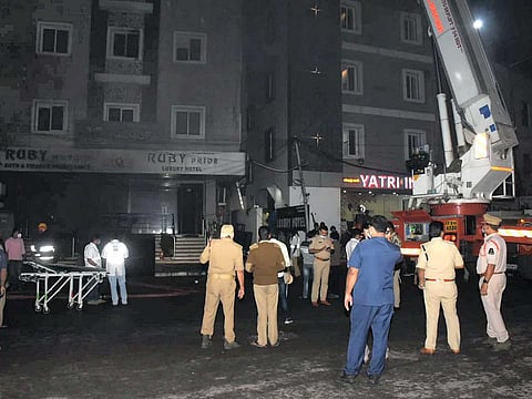 எலக்ட்ரிக்  பைக் ஷோ ரூம் தீவிபத்து: பலர் பலி!