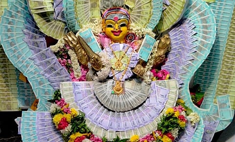 சாமிக்கு ரூபாய் நோட்டு அலங்காரம்