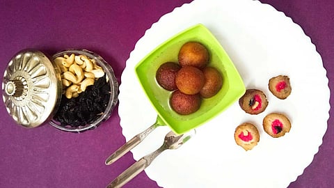 ஸ்ட்ஃப்டு ஸ்ட்ராபெர்ரி ஜாம்- நட்ஸ் குலாப் ஜாமூன்