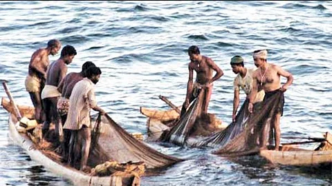 கடல் எல்லை தாண்டி பிடிபடும் மீனவர்கள்! மத்திய, மாநில அரசுகள் தீர்வு காண மீனவர்கள் கோரிக்கை!
