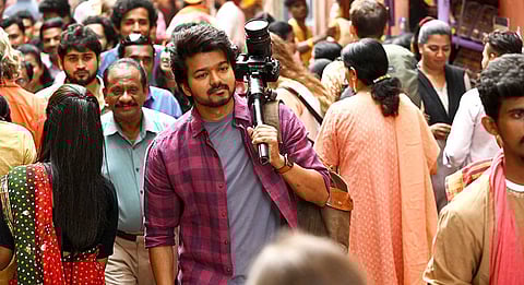 காட்டுத்தீ போல் பரவும் வாரிசு படப்பிடிப்பு வீடியோஸ்... சுதாரித்துக்கொண்டு விஜய்யுடன் ஹைதராபாத்துக்கு பறக்கும் வம்சி படக்குழுவினர்!