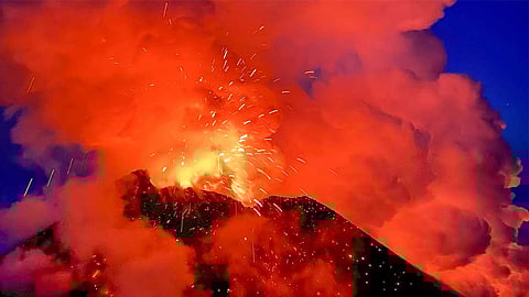 இரண்டு எரிமலைக்கு நடுவே மாட்டிக்கொண்ட க்ளூச்சி நகரம்! பூமிக்கு வெளியே வரத்துடிக்கும் நெருப்பு குழம்புகள்!