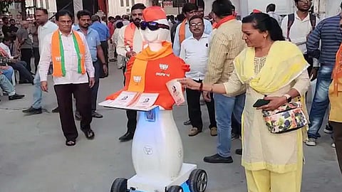 பிரசாரம் செய்யும் ரோபோ