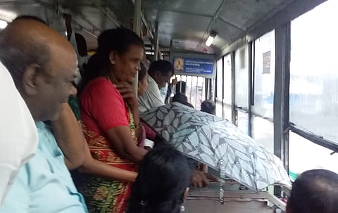 பஸ்ஸுக்குள் குடை