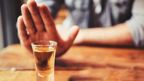 போதையில் அரசுப்பள்ளி மாணவர். அதிர்ச்சியில் ஆசிரியரும்  பெற்றோரும்!