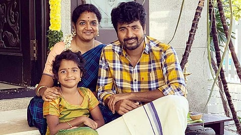 பிரபல கோயிலில் குடும்பத்துடன் திடீர் தரிசனம் செய்த சிவகார்த்திகேயன்! வைரலாகும் புகைப்படம்!