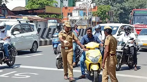 வாகனங்களின் நம்பர் பிளேட்டில் தலைவர்கள் படமா? கடும் அபராதம்!