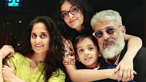 சைக்கிள் டயரை ஓட்டிய நடிகர் அஜித்! மகளுக்காக 90's கிட்ஸ்ஸாக மாறிய அஜித்தின் வைரல் வீடியோ!