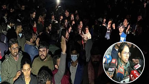 பிரதமர் மோடி குறித்த பிபிசி ஆவணப்படத்துக்கு எதிர்ப்பு. ஜே.என்.யு மாணவர்கள் நள்ளிரவில் போராட்டம்!