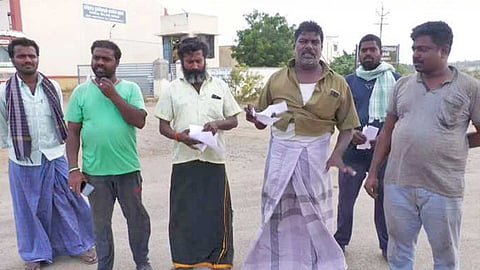 தண்ணீர் இன்றி தவிக்கும் ரேஷன் அரிசி லாரி ஓட்டுநர்கள்!