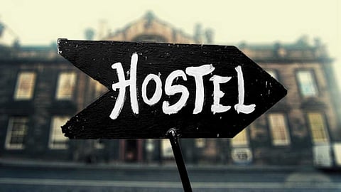 விடுதி வார்டன் மீது புகார் கொடுக்க நடு இரவில் 17 கி.மீ நடைபயணம் சென்ற மாணவிகள்!