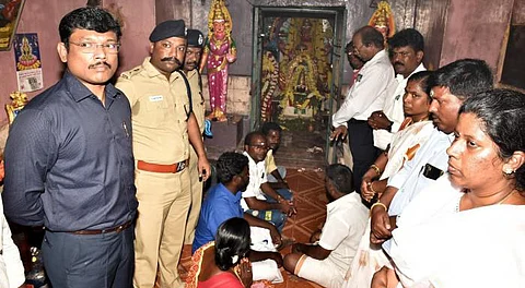 பூட்டை உடைத்து தலித் மக்களை கோயிலுக்குள் அழைத்துச் சென்ற ஆட்சியர்!