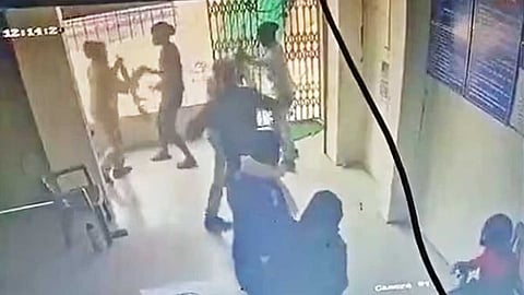 வங்கிகொள்ளை - துப்பாக்கியால் விரட்டிய பெண் காவலர்கள்