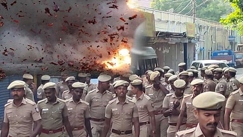 நெல்லை சர்ச் அருகே  மர்மபொருள் வெடித்து சிதறியது - மக்கள் அச்சம்