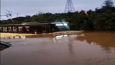 நியூஸிலாந்தில் கழுத்தளவு நீரில் பயணிகளுடன் சீறிப்பாய்ந்த பஸ்!