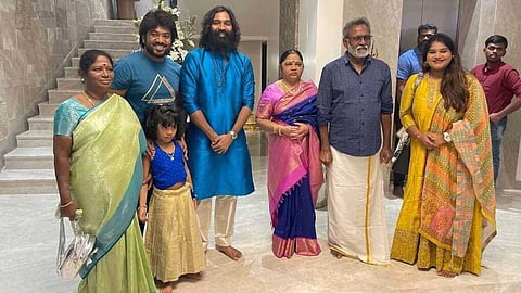 போயஸ்கார்டன் வீட்டில் தனுஷ் கிருஹப் பிரவேசம்… மனைவி, குழந்தைகள் மிஸ்ஸிங்!