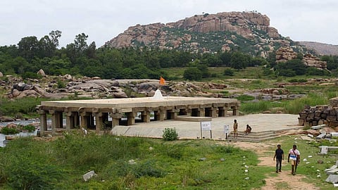 புராதன சின்னத்தில் மது அருந்தினால் பார்த்துக் கொண்டு சும்மாவா இருப்போம்? வெளிநாட்டினரை எச்சரித்த உள்ளூர்வாசிகள்!