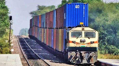 90 கண்டெய்னர்களுடன் மாயமான சரக்கு ரயில்; திணறும் ரயில்வே அதிகாரிகள்!