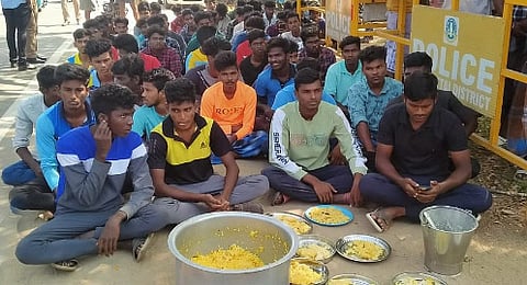 அடிப்படை வசதிகள் கேட்டு சாப்பாட்டுத் தட்டுடன் மாணவர்கள் போராட்டம்!