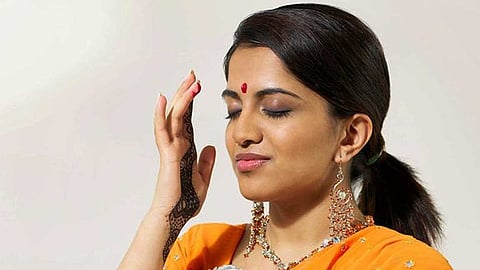 நெற்றியில் குங்குமம் வைப்பது ஏன் தெரியுமா?
