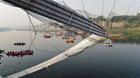 குஜராத் மோர்பி பாலம் விபத்து: உயிரிந்தோர் குடும்பங்களுக்கு தலா ரூ.10 லட்சம் வழங்க நீதிமன்றம் உத்தரவு!