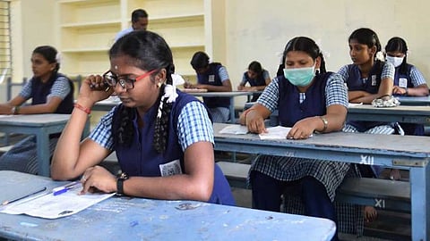 பொதுத் தேர்வு காலம் ஆரம்பம்... கொரானாவுக்கு முந்தைய நடைமுறையால் பதட்டமாகும் மாணவர்கள்!