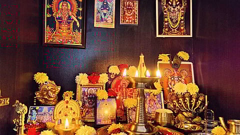 வீட்டின் பூஜையறையில் செய்யக்கூடாத சில விஷயங்கள்!
