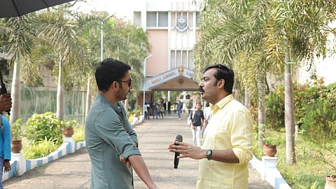 ஆர்.ஜே.பாலாஜி கதையை ரசித்துக் கேட்ட விஜய்!