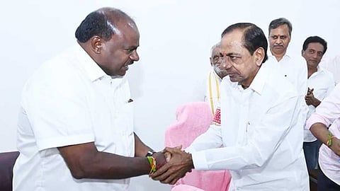 கர்நாடக சட்டமன்றத் தேர்தல் - குமாரசாமியோடு கைகோர்க்கும் தெலுங்கானா முதல்வர் சந்திரசேகர் ராவ்!