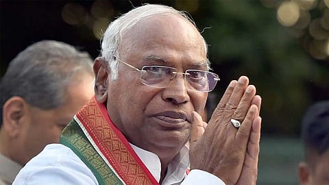 காங்கிரஸ் செயற்குழுவில் சோனியா, ராகுல்? காங்கிரஸ் தலைவர் கார்கேவுக்கு முழு அதிகாரம்!