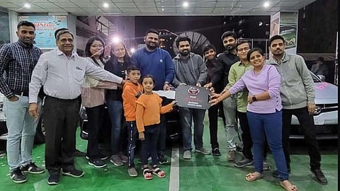 தனது நிறுவன ஊழியர்களுக்கு கார் பரிசாக வழங்கி அசத்திய இந்திய நிறுவனம்!