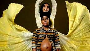 இந்தியாவில் முதன்  முதலில் குழந்தை பெற்ற மூன்றாம் பாலின ஜோடி!