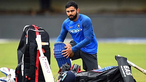 அணியினர் விடுதியில் தங்கியிருக்க, பயிற்சிக்கு வீட்டிலிருந்து மைதானத்திற்கு வரும் கோலி!