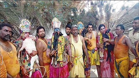 சேலத்தில் களை கட்டிய மாசி மயானக் கொள்ளை விழா – 
ஆடு, கோழிகளின் ரத்தம் குடித்தபடி பக்தர்கள்!!