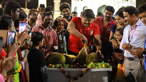 சரக்கில் மன்சூர் அலிகான் வெட்டிய பலாப்பழம்!