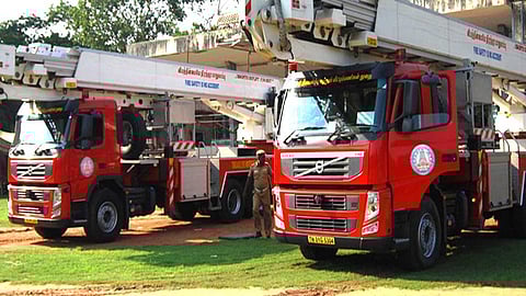 கோடையில் ஏற்படும் தீ விபத்துகள். மீட்புப் பணிக்கு தயாராக நிற்கும்  தீயணைப்பு வீரர்கள்.
