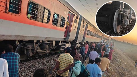 ஆந்திராவில் கோதாவரி விரைவு ரயில் தடம் புரண்டது!