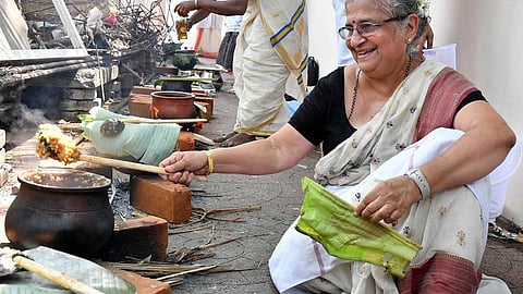 ஆற்றுக்கால் பகவதி அம்மன் பொங்கல் விழாவில்  பங்கேற்ற பிரபலம்