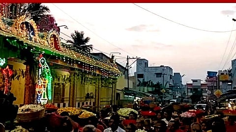 திருச்சி உறையூரில் உள்ள வெக்காளியம்மன் ஆலயத்தில் பூச்சொரிதல் விழா!