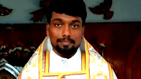 ஆபாச வீடியோக்கள் பகிர்ந்து கொள்ள 30 வாட்ஸ்அப் குழு! கன்னியாகுமரி பாதிரியார் விவகாரம்!