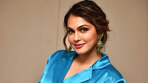 ‘என் சுவாச காற்றோ’ படத்தின் ஹீரோயின் இஷா கோபிகர் வீட்டின் புதிய உறுப்பினர்!