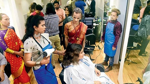 திருநங்கைகளின் சலூன்!