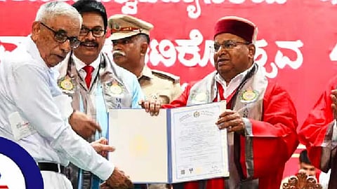 வயது ஒரு தடையே இல்லை…! 79 வயதில் பி ஹெச் டி பட்டம் பெற்ற பெங்களூரு பேராசிரியர்!