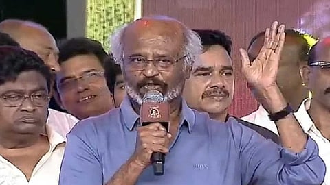 அவரு தட்டுனா வேற லெவல்... அத நான் பண்ணினா மக்கள் ஏத்துக்கமாட்டாங்க! மேடையில் பேசிய ரஜினி!