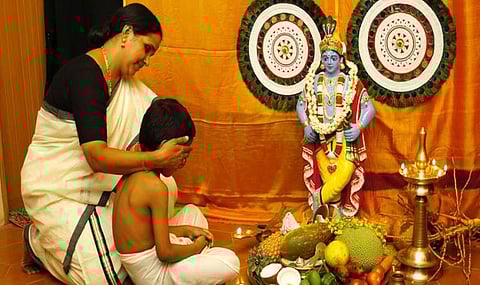சித்திரை விஷுக்கனி காணலும் கைநீட்டம் பெறுதலும்!